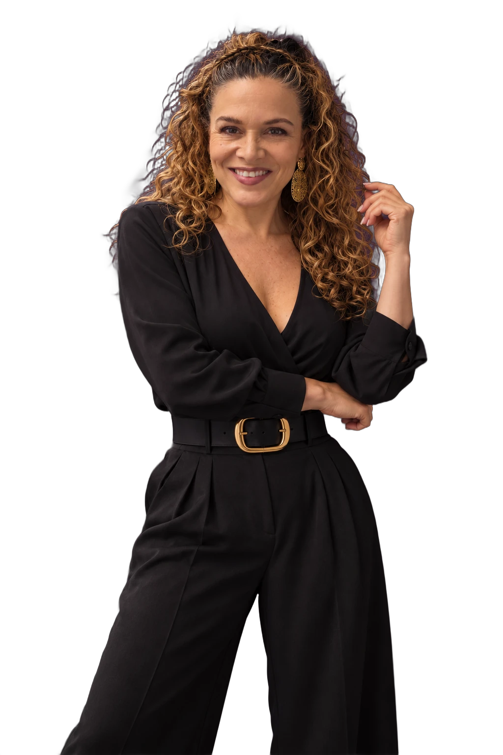 Sandra Echeverri de pie, con traje negro y cinturón dorado